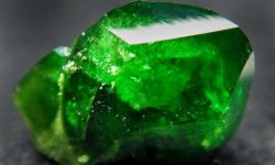 Зелёный Гранат — камень для успеха и мира