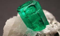 Изумруд: почему зеленый камень может быть дороже бриллианта?