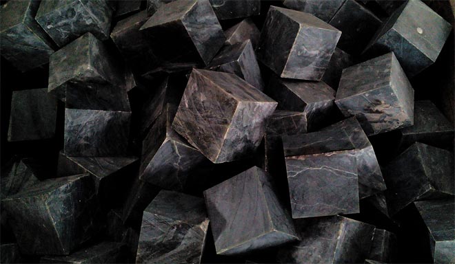 Чёрный Нефрит в форме кубиков