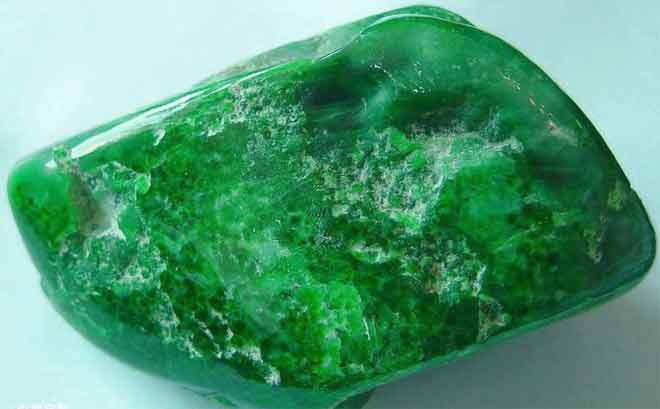 Зелёный Нефрит: свойства камня и кому подходит