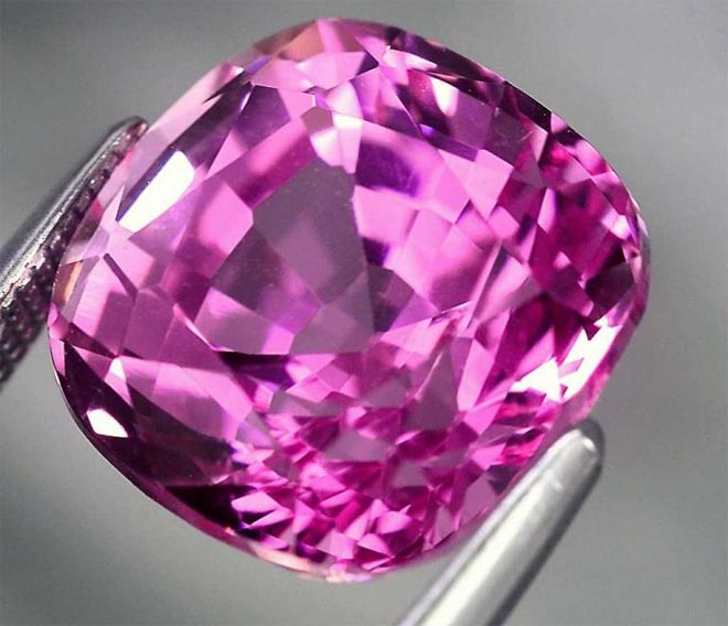 Розовые самоцветы. Розовый сапфир камень. Розовый сапфир Шри Ланка. Корунды драгоценные камни. Сапфир Пинк камня розовый.
