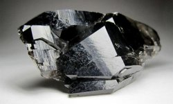 Морион – редкий минерал из чёрного хрусталя